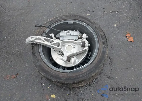 2025 Tesla Model Y Long Range Dual Motor Rear-Wheel Drive z USA, uszkodzony, nr VIN 7SAYGDED8SA375060